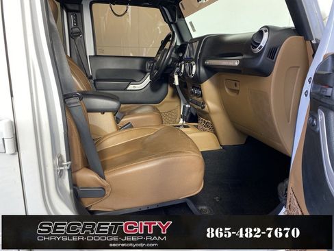 Used 2018 Jeep Wrangler Unlimited Sahara w/ Connectivity Group image 35