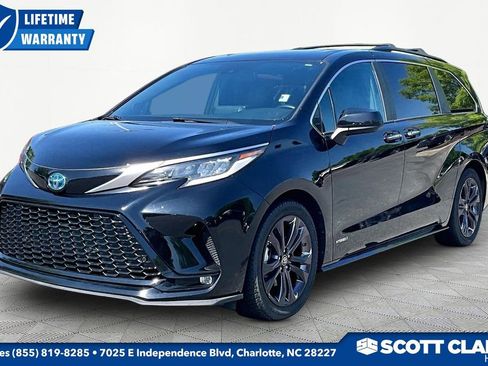 Used 2021 Toyota Sienna XSE w/ XSE Plus Package FWD image 3