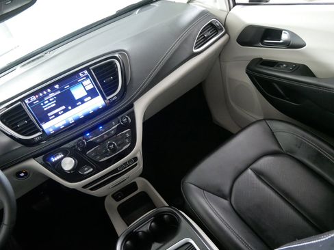 Used 2023 Chrysler Pacifica Touring-L image 11