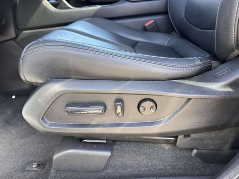 Used 2025 Honda Pilot Touring image 11