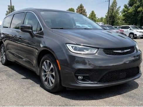 Used 2024 Chrysler Pacifica Touring-L FWD image 3