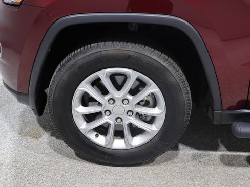 Certified 2022 Jeep Grand Cherokee Laredo X AWD/4WD image 9
