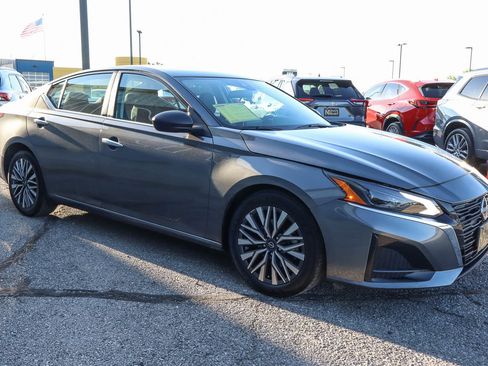 Used 2025 Nissan Altima 2.5 SV FWD image 3