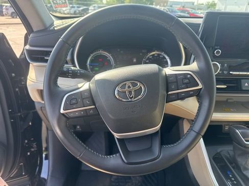 Used 2025 Toyota Highlander XLE AWD/4WD image 30