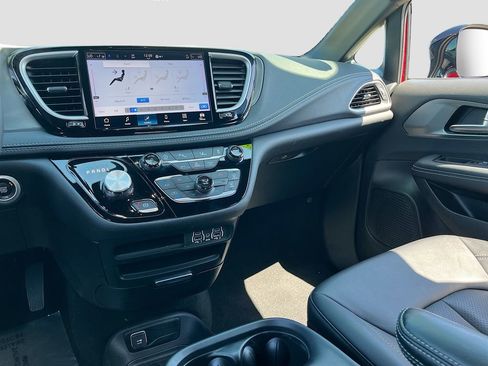 Certified 2025 Chrysler Pacifica Select image 22