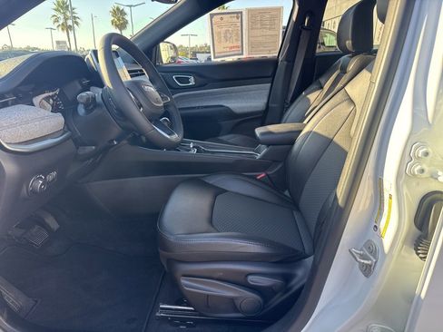 Certified 2025 Jeep Compass Latitude image 13
