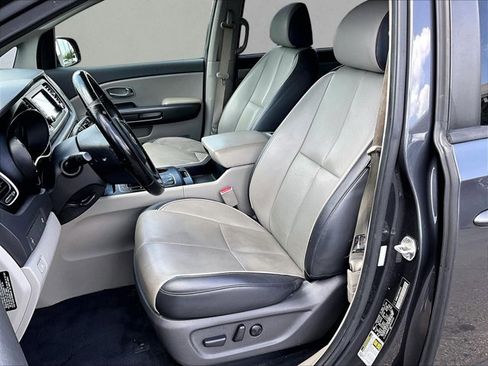 Used 2017 Kia Sedona LX w/ LX Essentials Premium Package FWD image 24
