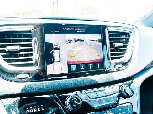 Used 2019 Chrysler Pacifica Touring-L FWD image 19