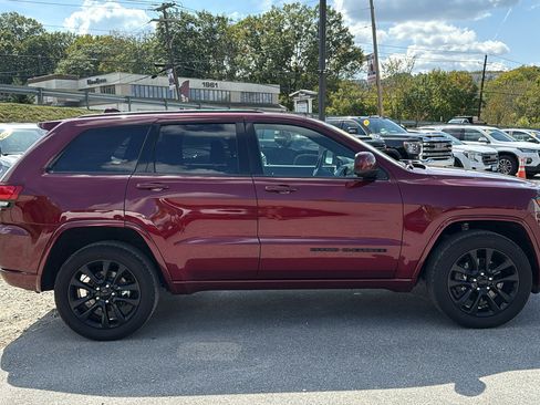 Used 2021 Jeep Grand Cherokee Laredo X image 3