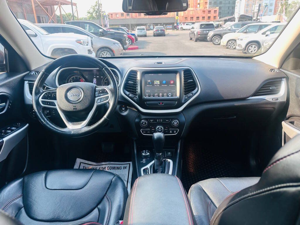 Used 2017 Jeep Cherokee Trailhawk AWD/4WD image 9