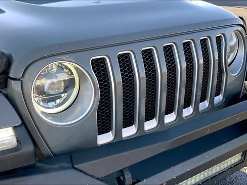 Used 2018 Jeep Wrangler Unlimited Sahara image 31