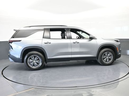 Used 2025 Chevrolet Traverse LT image 7