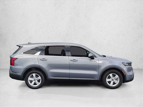 Used 2023 Kia Sorento LX FWD image 4