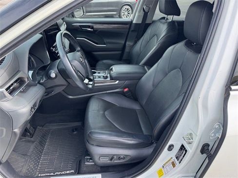 Used 2020 Toyota Highlander Limited image 9