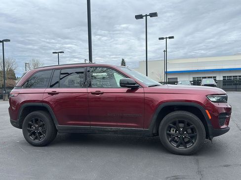 Used 2024 Jeep Grand Cherokee Altitude image 4
