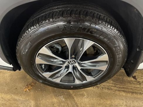 Certified 2023 Toyota Highlander XLE image 27