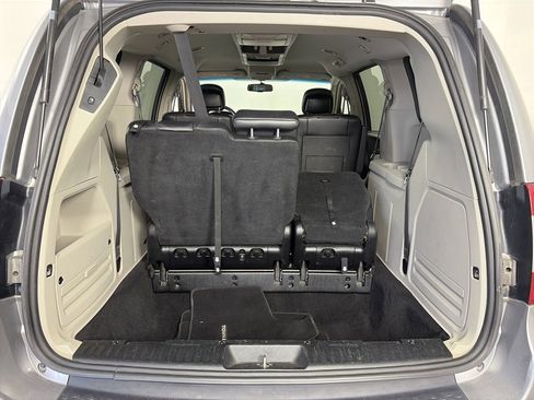 Used 2015 Chrysler Town & Country Touring image 25
