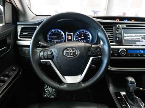 Used 2019 Toyota Highlander XLE image 19