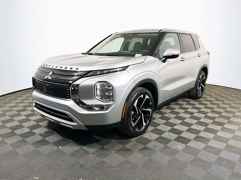 Used 2024 Mitsubishi Outlander SE image 4