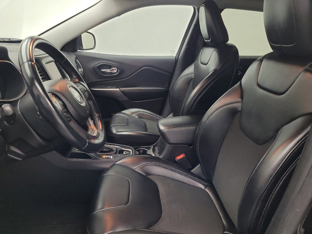Used 2019 Jeep Cherokee Latitude Plus FWD image 17