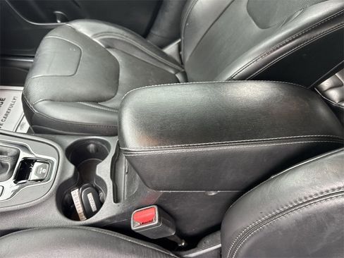 Used 2019 Jeep Cherokee Limited image 21