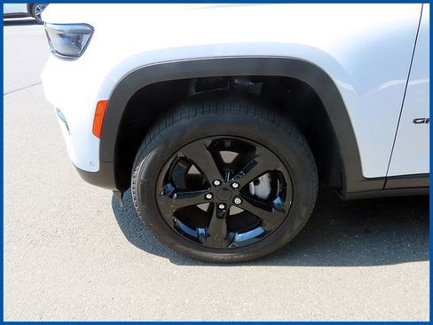 Used 2023 Jeep Grand Cherokee Limited w/ Luxury Tech Group II AWD/4WD image 4