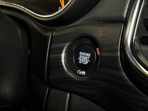 Certified 2022 Jeep Grand Cherokee Laredo X image 37