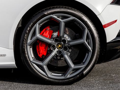 Used 2024 Lamborghini Huracan EVO image 15