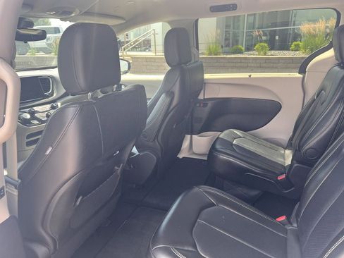 Used 2024 Chrysler Pacifica Touring-L FWD image 12
