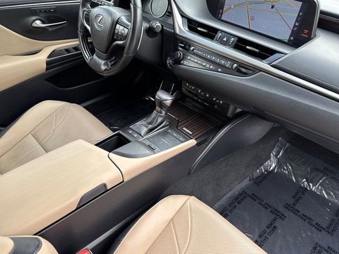 Used 2019 Lexus ES 300h w/ Accessory Package 2 image 15