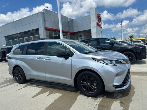 Used 2024 Toyota Sienna XSE w/ XSE Plus Package AWD/4WD image 2