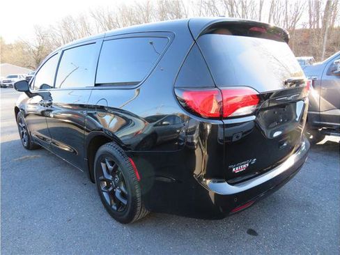 Used 2020 Chrysler Pacifica Touring w/ S Appearance Package image 2