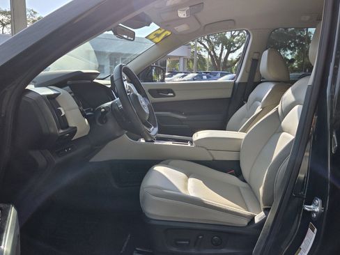 Used 2025 Nissan Pathfinder SL FWD image 12