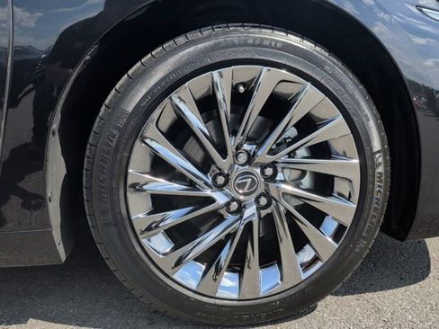 Used 2024 Lexus ES 300h Ultra Luxury w/ Accessory Package (Z2) FWD image 41