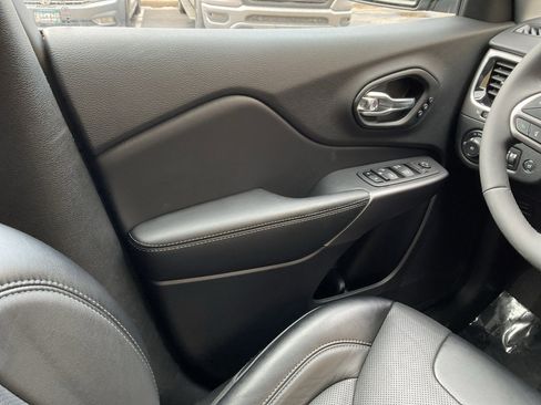 Used 2022 Jeep Cherokee Limited image 17