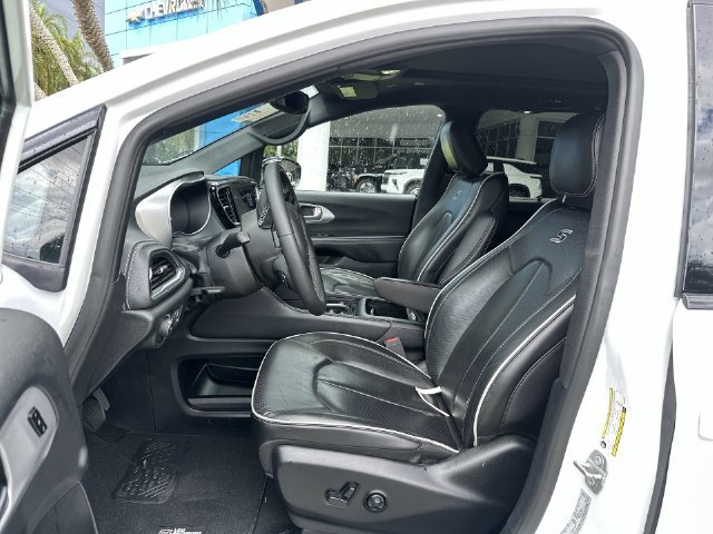 Used 2025 Chrysler Pacifica Limited FWD image 30