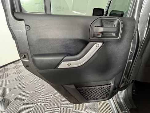 Used 2018 Jeep Wrangler Unlimited Rubicon w/ Cold Weather Group image 12