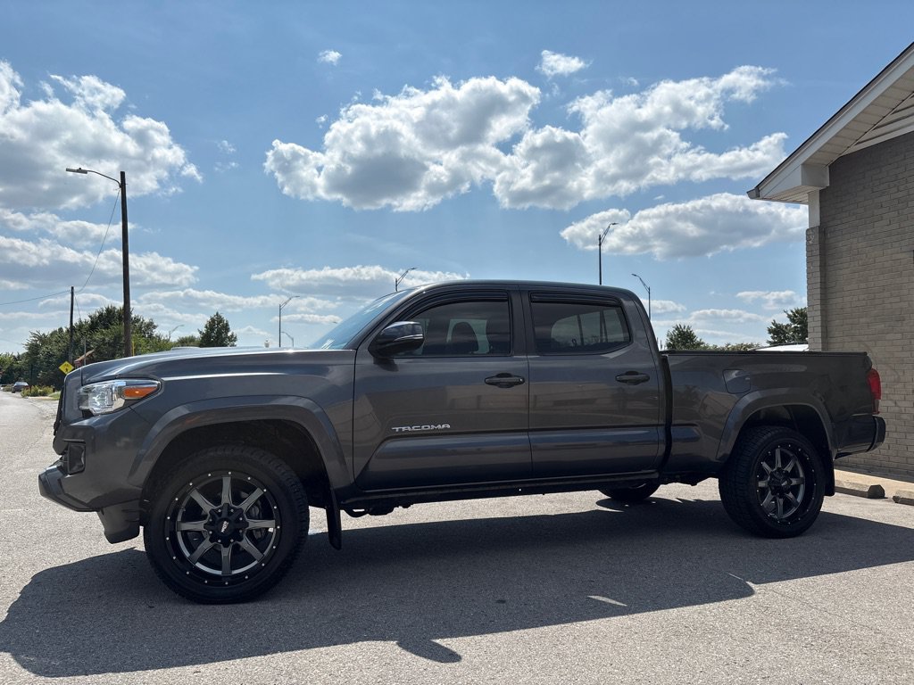 Used 2017 Toyota Tacoma TRD Sport w/ Premium & Technology Package AWD/4WD image 2