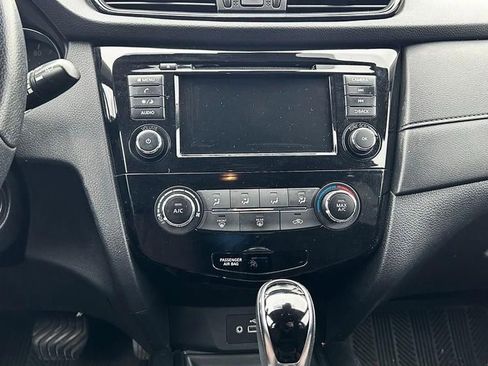 Used 2019 Nissan Rogue S w/ Special Edition Package FWD image 9
