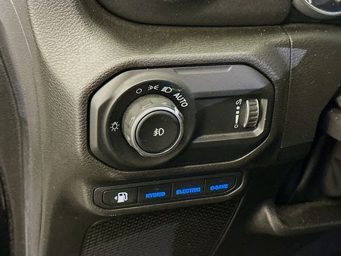 Used 2023 Jeep Wrangler Sahara w/ Cold Weather Group image 17