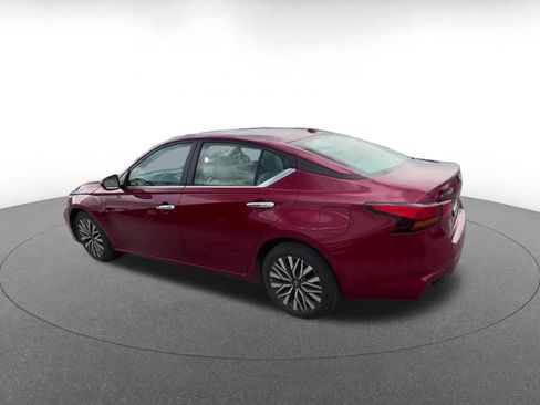 Used 2025 Nissan Altima 2.5 SV FWD image 8
