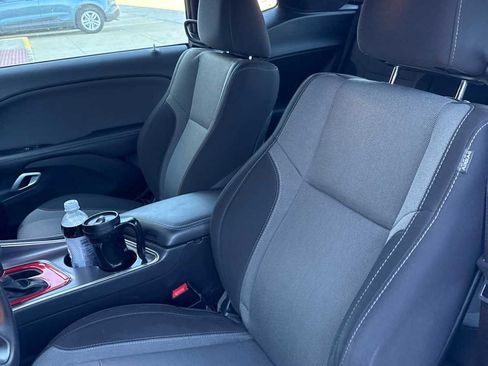 Used 2016 Dodge Challenger SXT image 6