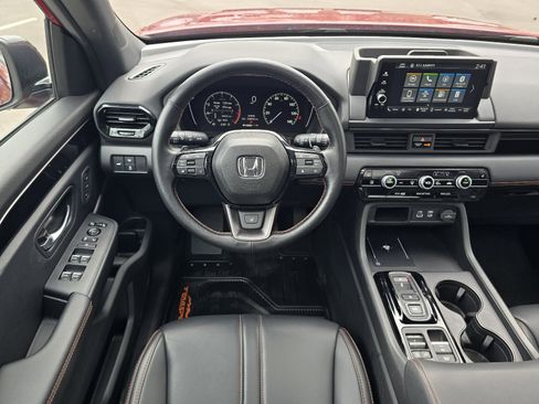 Used 2025 Honda Pilot TrailSport image 14