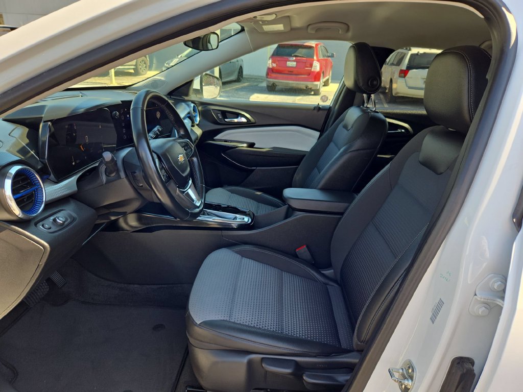 Used 2025 Chevrolet Trax LT w/ LT Convenience Package FWD image 11