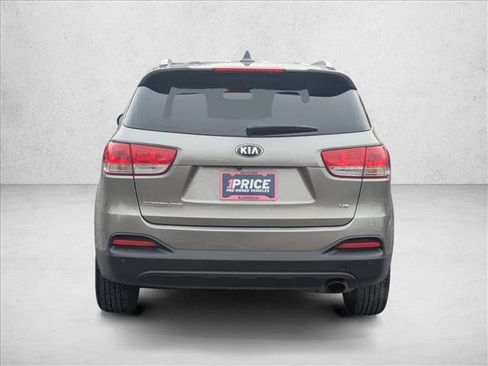 Used 2016 Kia Sorento LX w/ LX Convenience Package image 7