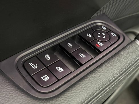 Used 2022 Porsche Cayenne E-Hybrid w/ Premium Package AWD/4WD image 21
