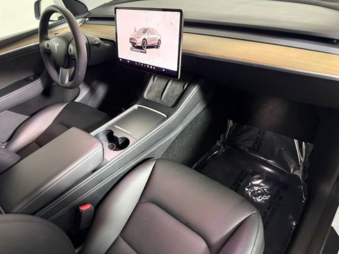Used 2022 Tesla Model Y Long Range AWD/4WD image 26