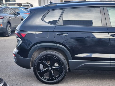 Certified 2025 Volkswagen Taos SE image 6