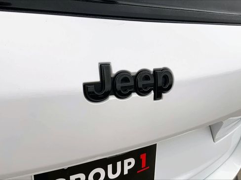 Used 2024 Jeep Grand Cherokee L Laredo image 58