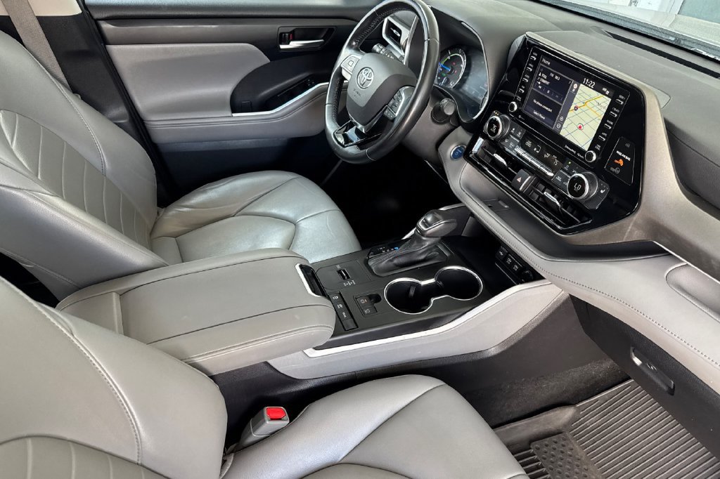 Used 2021 Toyota Highlander XLE AWD/4WD image 19